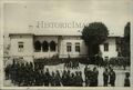 Fotografie de presa din 1930, imediat dupa sosirea Regelui Carol II in Bucuresti. Garzi in curtea palatului pentru protectie.