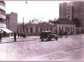 Bd.Bratianu la intersecția cu Strada C.A.Rosetti, iunie 1937. Pe una din case este anunțul că va fi demolată pentru a se construi Blocul Algiu. George Potra a notat ulterior pe spatele fotografiei: "Pe locul casei mici din colț s-a ridicat imensul blochaus Algiu".